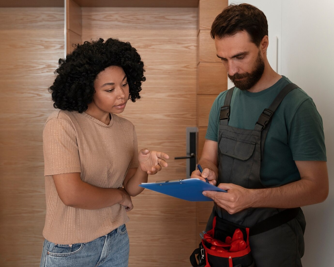 hombre plano medio trabajando como fontanero 23 2150746293