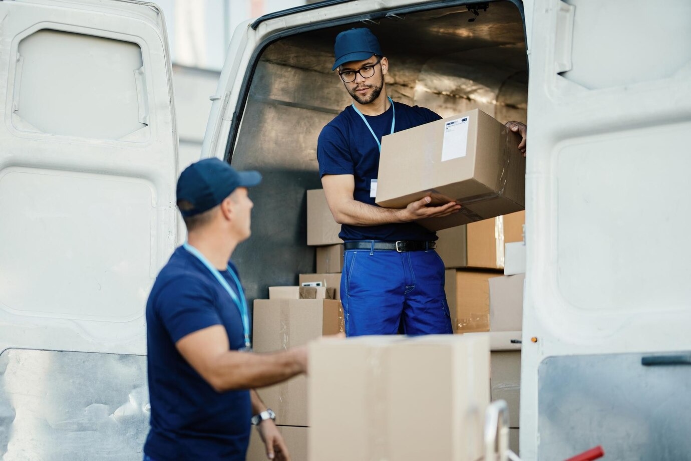 joven trabajador cargando cajas carton furgoneta reparto comunicandose su colega 637285 1268
