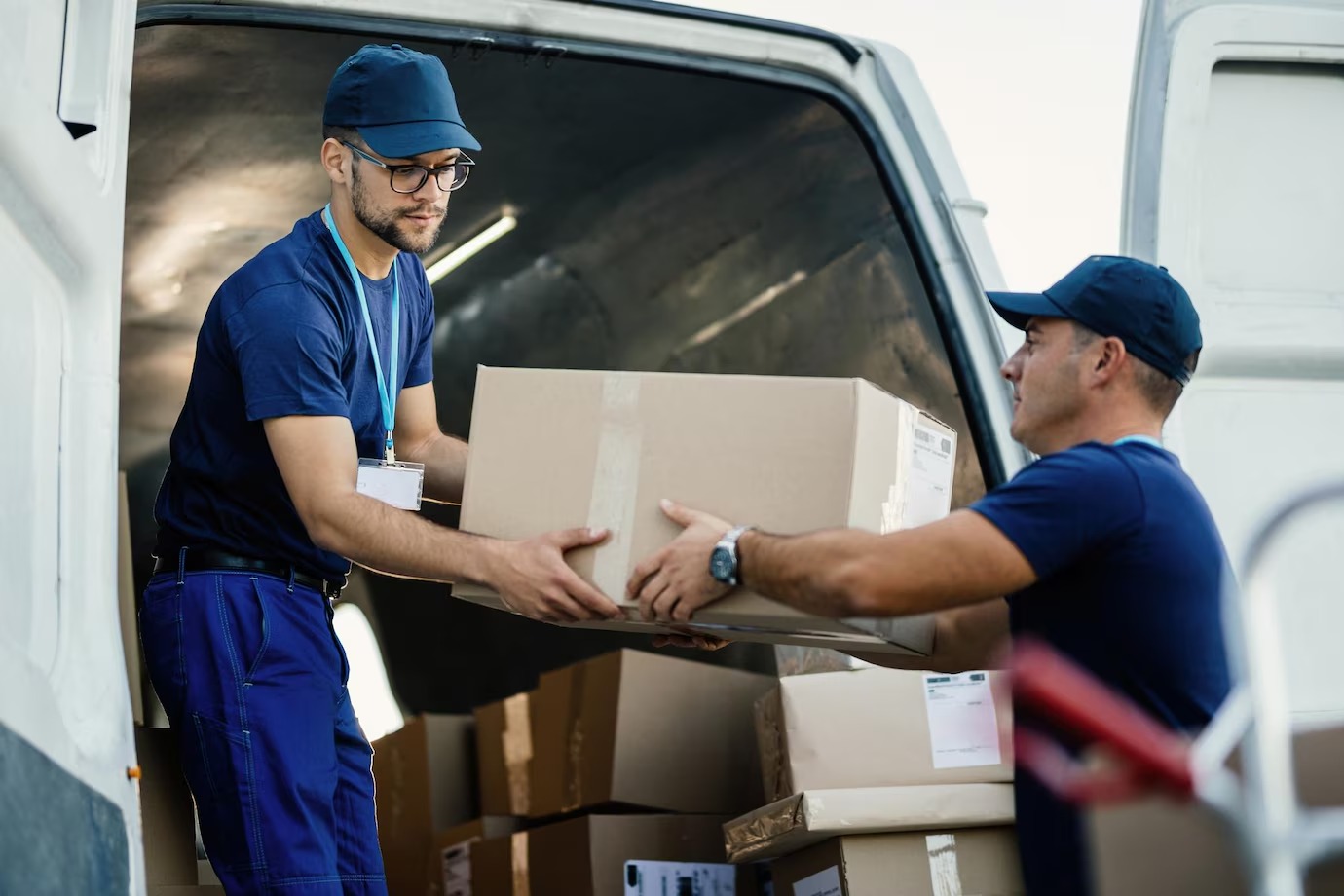 repartidores cargando cajas carton furgoneta mientras preparan envio 637285 2289
